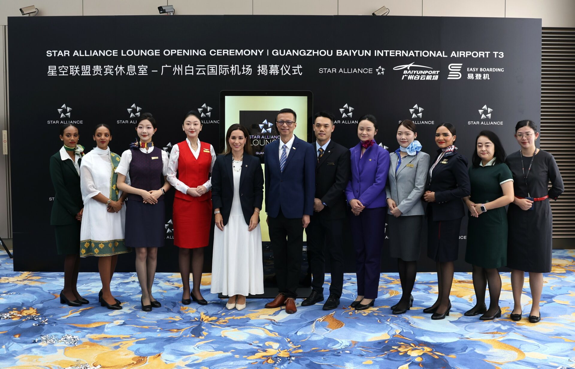 Star Alliance CAN Lounge T3_Ambar Franco Qi Yaoming ja Star Alliance -lentoyhtiöiden henkilökunta